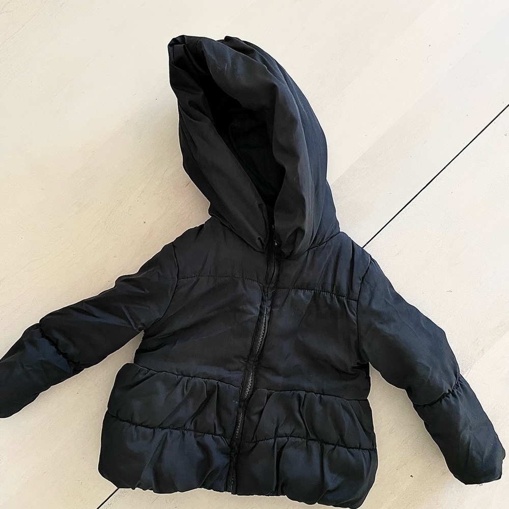 Winter puffy coat with peplum shape.